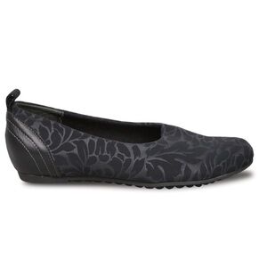 Munro Women's Iriana Flat in Black Stretch Fabric Floral Print Slip On Size 6